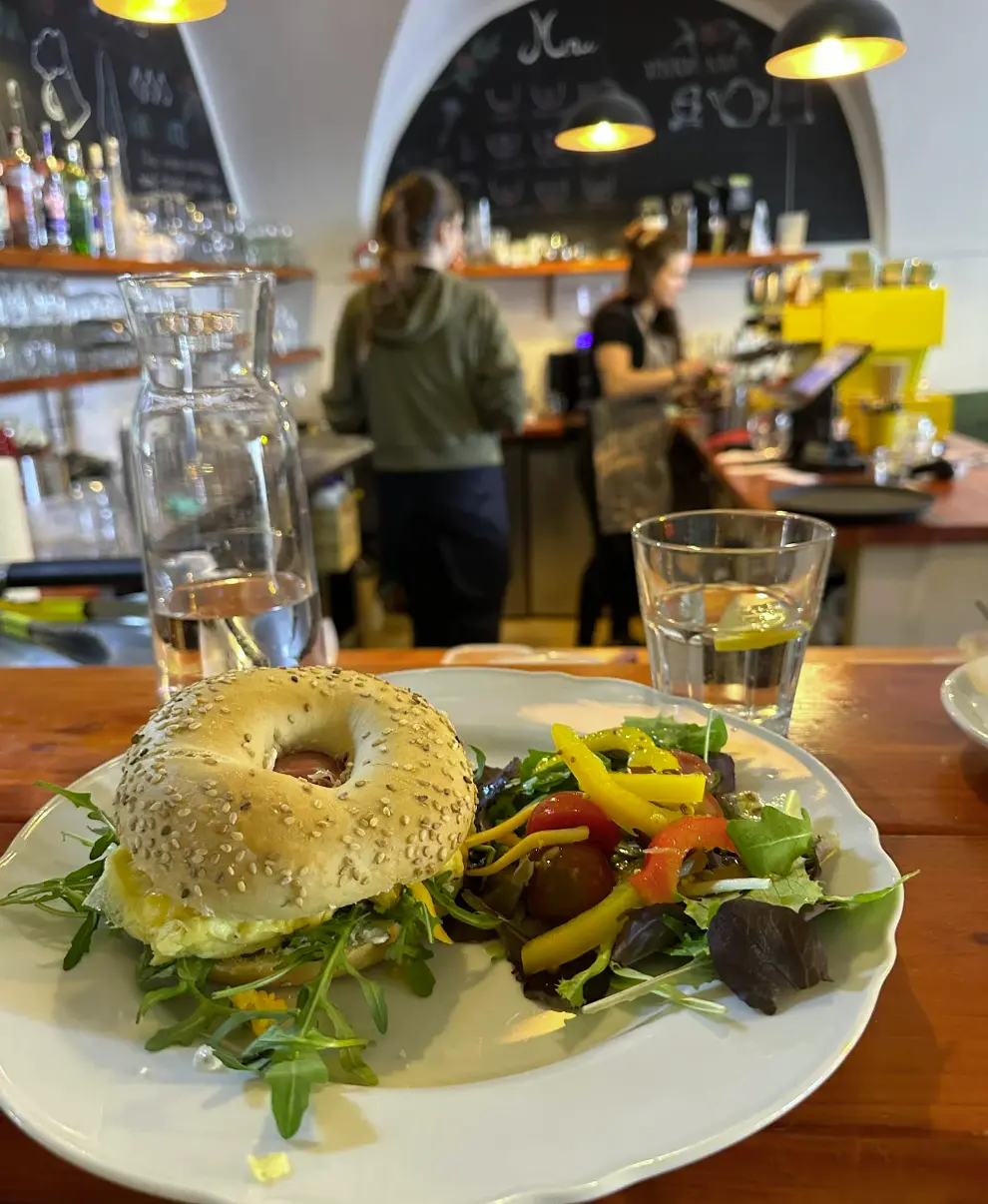 Bagel s výhledem na bar